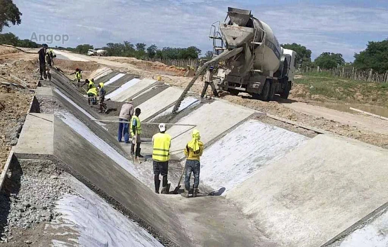 Obras de reparação do Canal do Cafu
