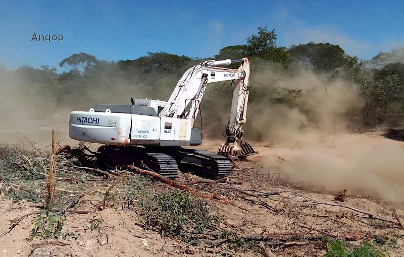 Máquina de desminagem em acção na localidade de Lievela, troço Cuito Cuanavale/Mavinga