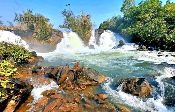 Quedas do rio Tchindela, no município do Léua (Moxico)