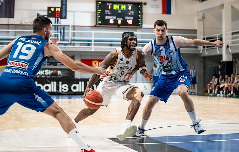 Selecção de basquetebol (branco) em acção ofensiva