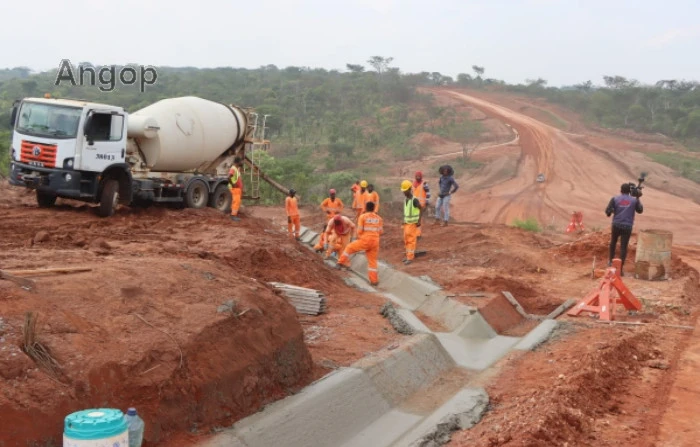 Obras de asfaltagem do troço Sanza-Pombo/Buengas