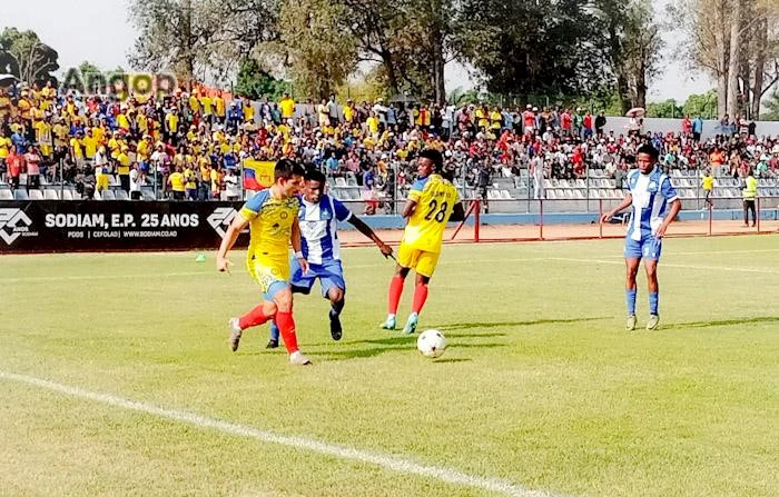 Jogo entre Bravos do Maquis - Petro de Luanda