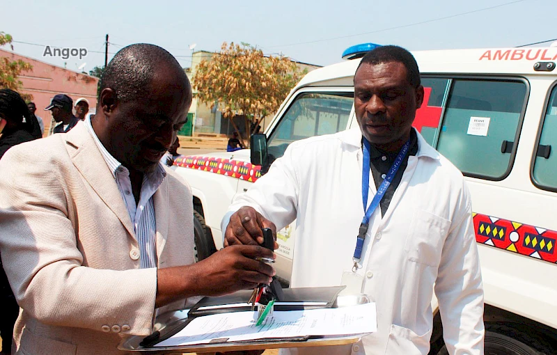 Entrega da ambulência na Matala