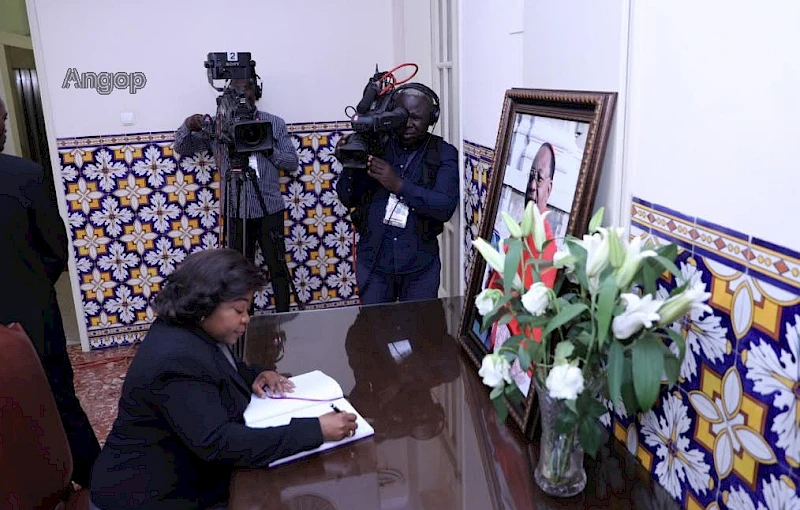 Vice-Presidente da República, Esperança da Costa rende homenagem ao Dom Alexandre Cardeal do Nascimento