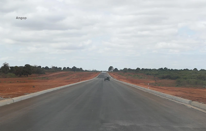 Estrada que liga Aeroporto Internacional DR., António Agostinho Neto, Zango e centro da cidade