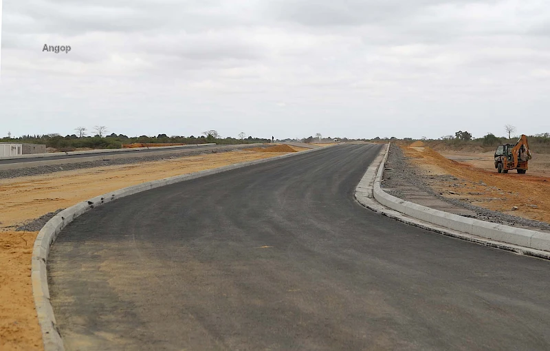 Estrada que liga Aeroporto Internacional DR., António Agostinho Neto, Zango e centro da cidade