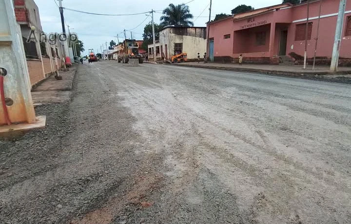 Um dos troços rodoviários em reabilitação no Cuanza-Norte