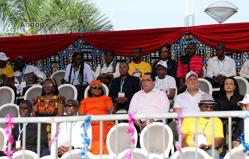 Tribuna dos membro do governo no carnaval de Luanda