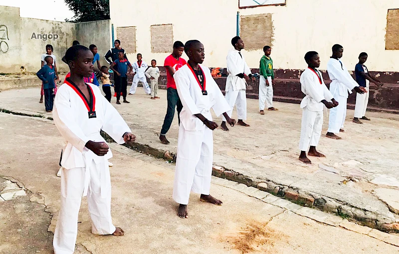 Alunos da escola de karaté do Lubango