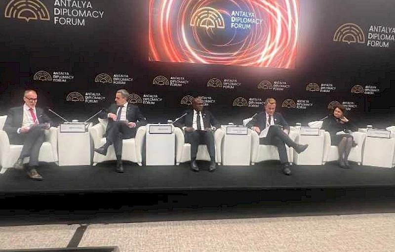 Ministro das Relações Exteriores, Téte António, participa no painel sobre "Mediação eficaz"
