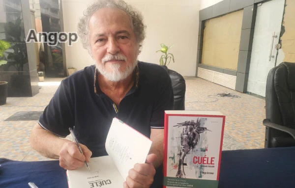 Sessão de outográfos da obra literária Cuéle, do Escritor Jorge Arrimar