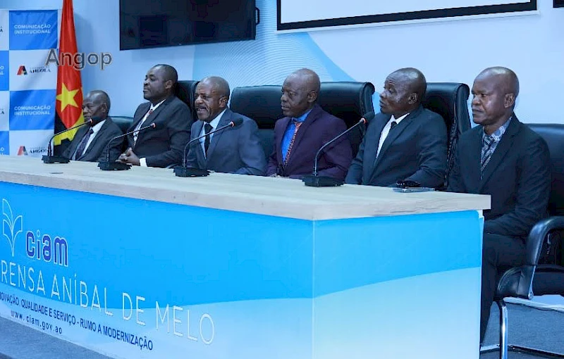 Apresentação de seis Dissidentes da FLEC-FAC